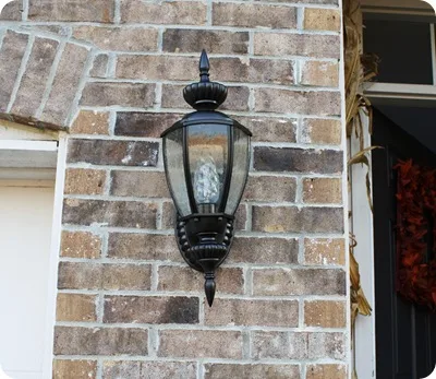 Renewing outdoor lights with spray paint